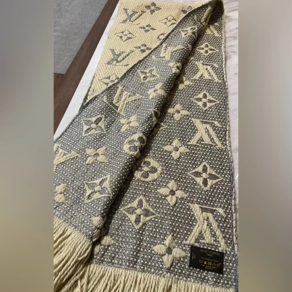 LOUIS VUITTON AUTHENTIC SHINE LOGOMANIA Pearl/ Gray SCARVE